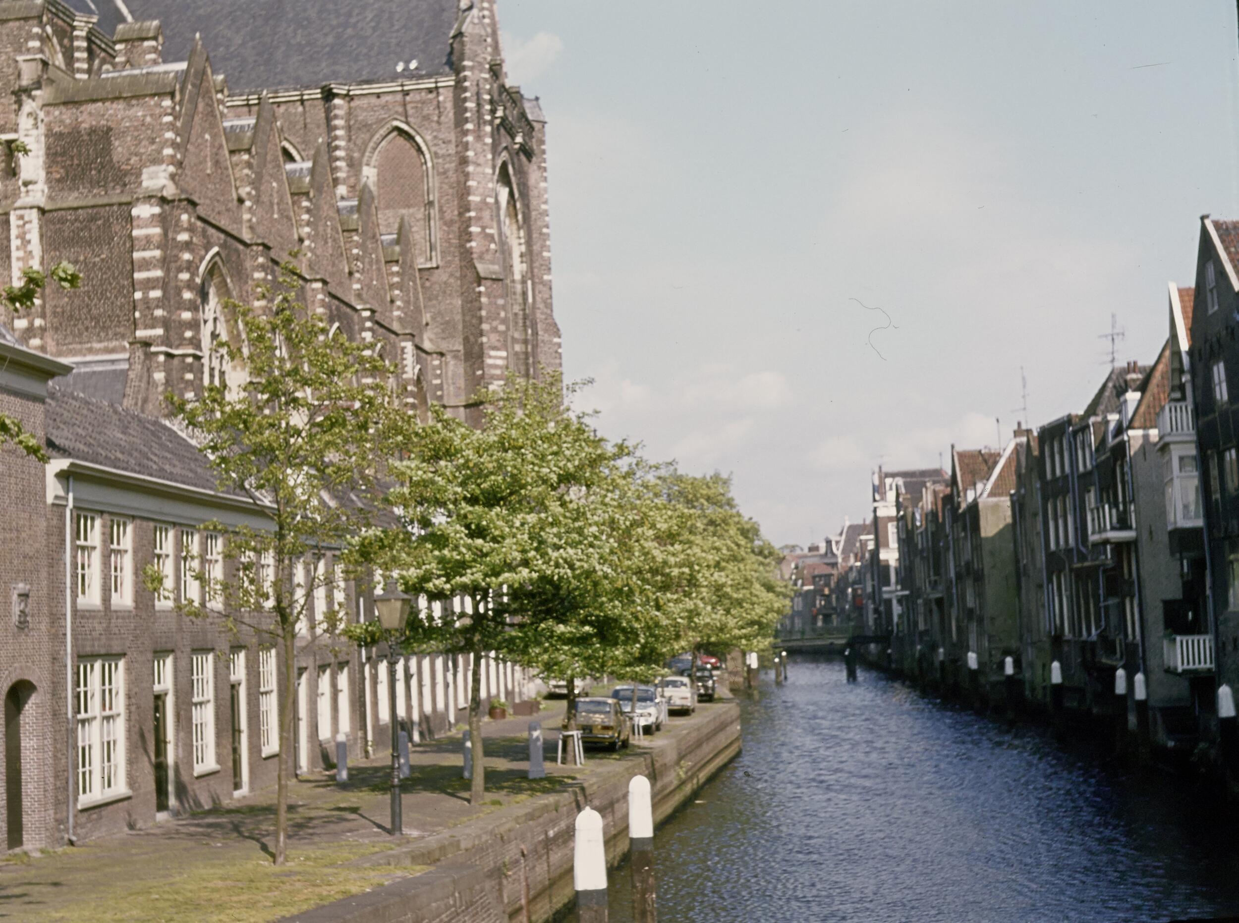 Foto Beeldbank, ca. 1960. Pottenkade tussen Grote Kerk, Voorstraatshaven en Voorstraat, gezien vanaf de Leuvebrug